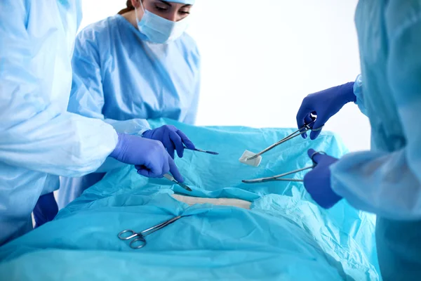 手術室で働くチーム外科医 — ストック写真