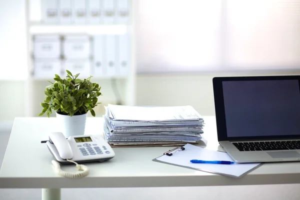 Ofis Masası bilgisayar kağıt raporları bir yığın iş formları — Stok fotoğraf