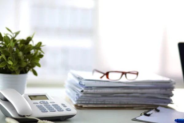 Büroschreibtisch ein Stapel Computerpapier meldet Arbeitsformulare — Stockfoto