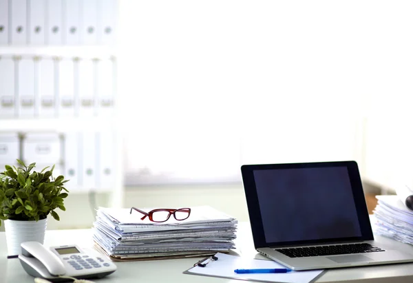 Ofis Masası bilgisayar kağıt raporları bir yığın iş formları — Stok fotoğraf