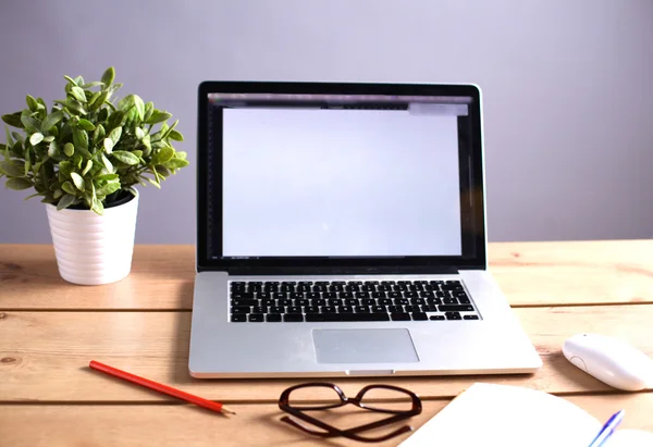 Laptop staat op een houten tafel — Stockfoto