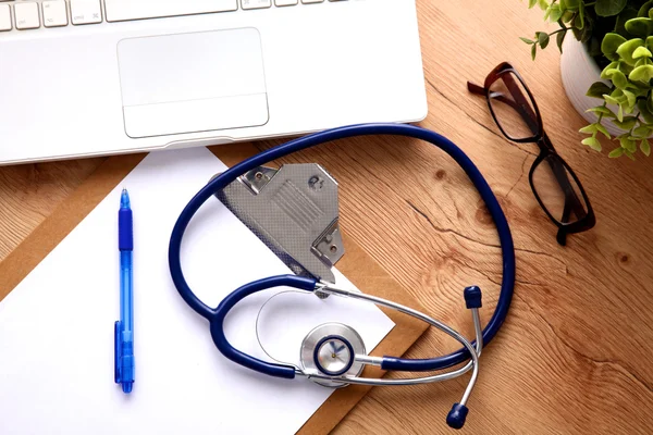 Medical stethoscope rests on top of a computer keyboard — Stock Photo, Image