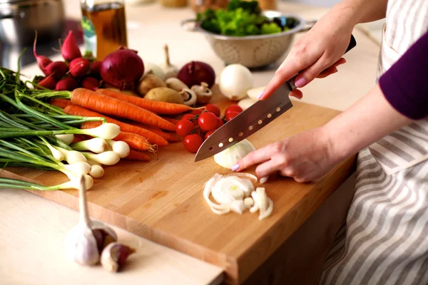 Female chef prepares a salad of fresh vegetables — Stock Photo, Image