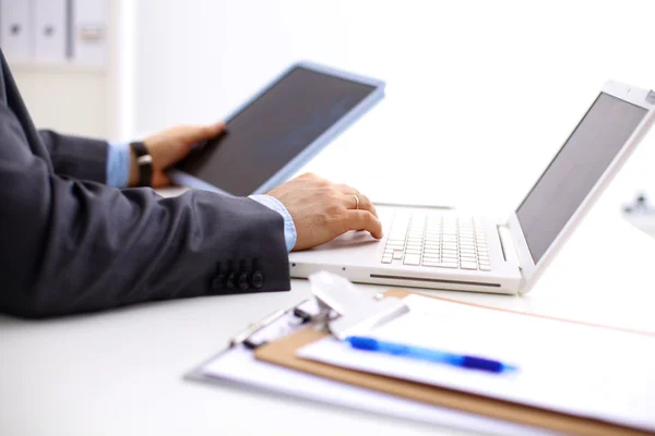 Крупним планом руки бізнесмена, що друкуються на клавіатурі ноутбука — стокове фото