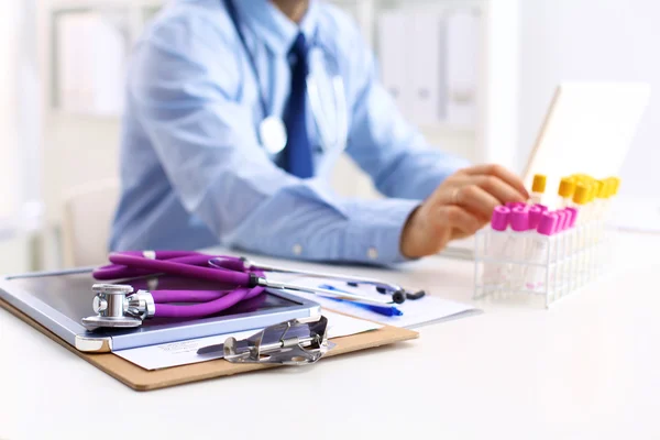 Doutor no trabalho, close de médico masculino digitando em um laptop — Fotografia de Stock
