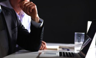 İş adamları iş toplantısında, ofiste oturup tartışıyorlar.