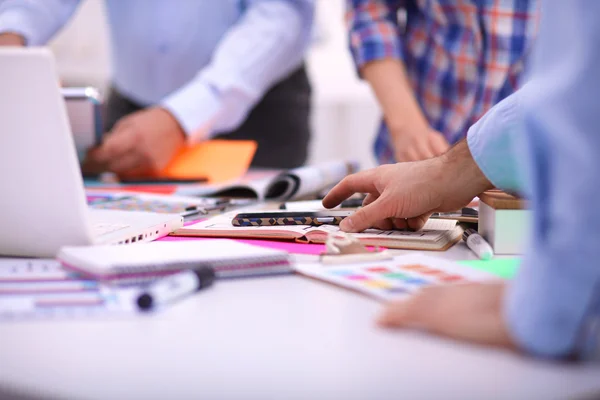 Yeni bir proje üzerinde çalışan genç iş adamları