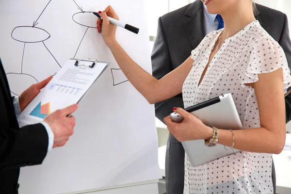 Zakenmensen zitten en discussiëren op zakelijke bijeenkomst, in functie — Stockfoto