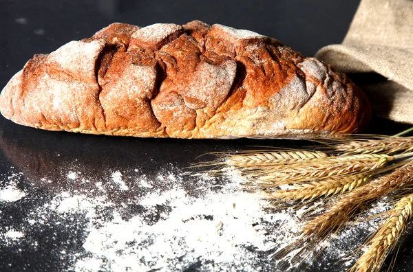 Pan y orejas están en la mesa vieja — Foto de Stock