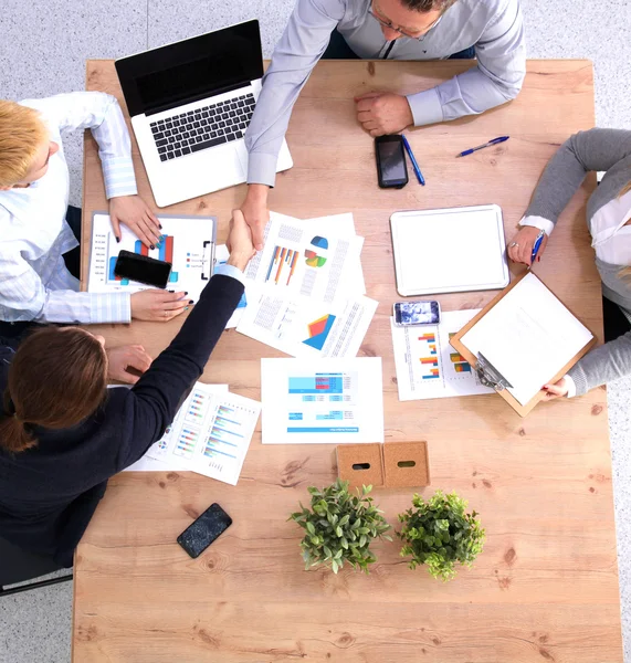 Gruppe von Geschäftsleuten, die zusammen auf weißem Hintergrund arbeiten — Stockfoto