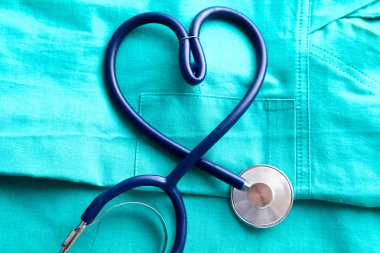 bir stetoskop tıbbi üniforma kalp şekillendirme