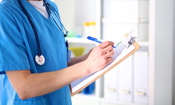 Retrato de primer plano de un médico con carpeta de retención de estetoscopio — Foto de Stock