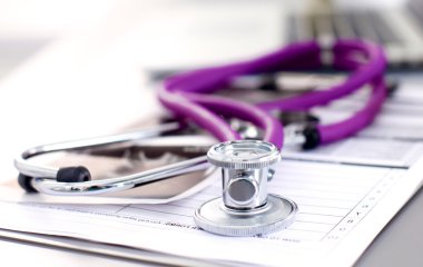 Bir dizüstü bilgisayarda Menekşe stetoskop