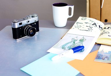 İşyeri Tasarımcısı ile fotoğraf makinesi ve aletleri