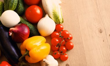 Çeşitli ham organik sebze ahşap masa ile kompozisyon