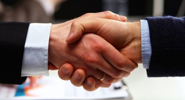 İş adamları el sıkışıyor, toplantıyı bitiriyor.