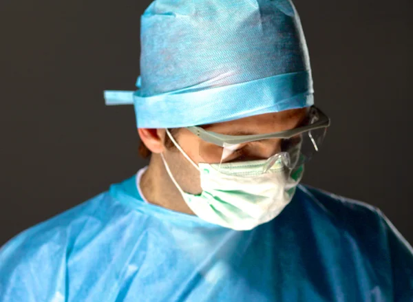 Man surgeon holds a scalpel in an operating room — Stock Photo, Image