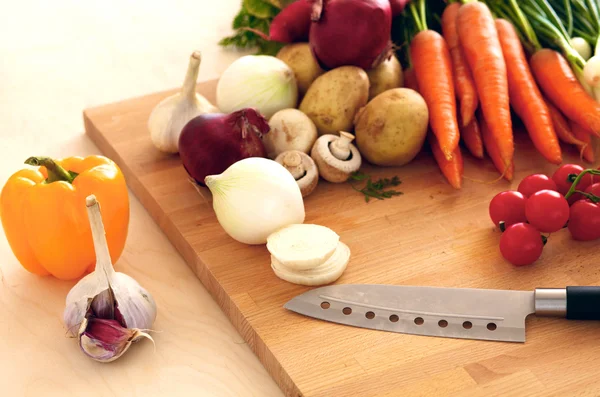 요리 칼으로 테이블에 신선한 유기농 야채 — 스톡 사진