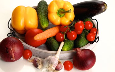 Beyaz arka planda izole edilmiş meyve ve sebzeler