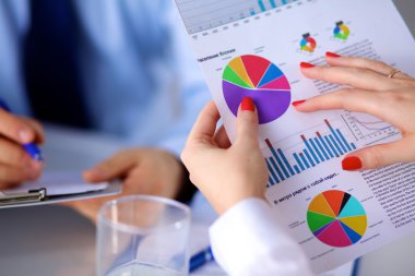 Tablo ofiste iş toplantısı