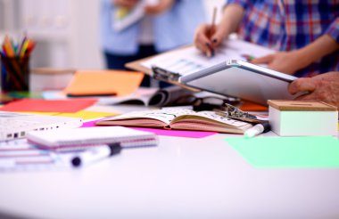 Tablo ofiste iş toplantısı