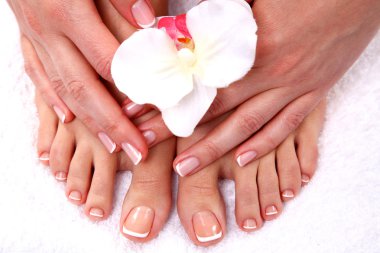 bacaklar ve eller portre üzerinde güzel manikür pedikür