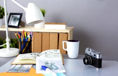 İşyeri Tasarımcısı ile fotoğraf makinesi ve aletleri