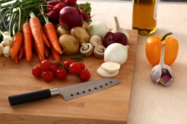 Çeşitli ham organik sebze ahşap masa ile kompozisyon