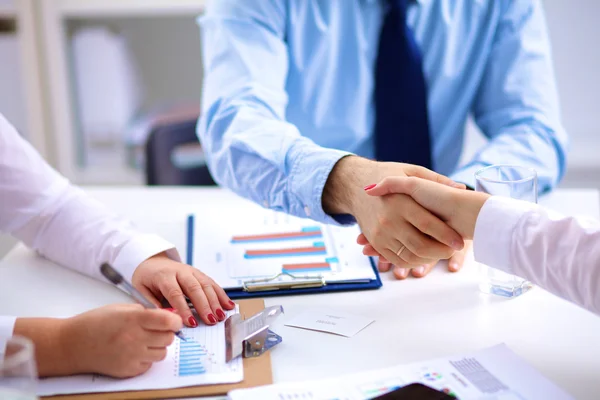 Tablo sallayarak, iş toplantısı akdi eller