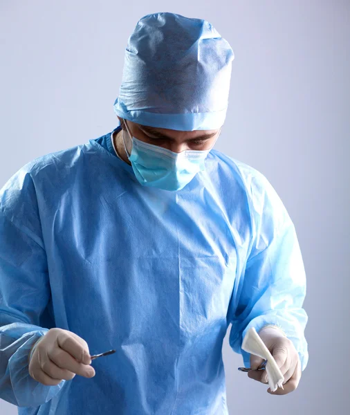 Хирург в форме крупным планом готов к наступлению — стоковое фото