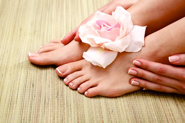 Pedicure op benen en mooie manicure op handen close-up — Stockfoto