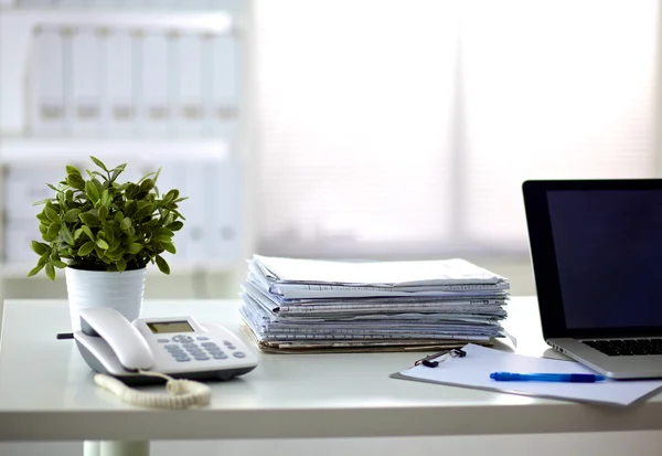 Ein Stapel Papiere auf dem Schreibtisch mit einem Computer — Stockfoto