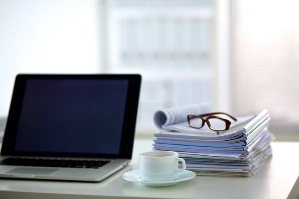 Ein Stapel Papiere auf dem Schreibtisch mit einem Computer — Stockfoto