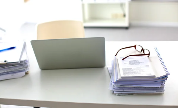 Bir bilgisayar ile masa üzerinde kağıt yığını — Stok fotoğraf