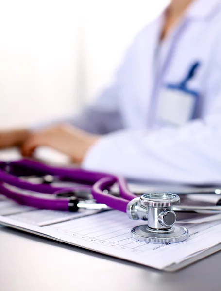 Jovem médico na mesa está recebendo paciente — Fotografia de Stock