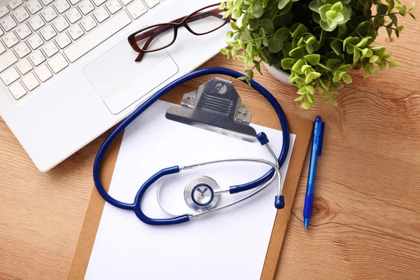 Sağlık stetoskop bir bilgisayar klavye, belgeler yalan