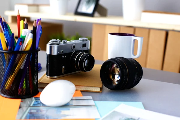 Diseñador de lugares de trabajo con cámara e instrumentos —  Fotos de Stock