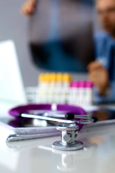 Doutor no trabalho, close de médico masculino digitando em um laptop — Fotografia de Stock