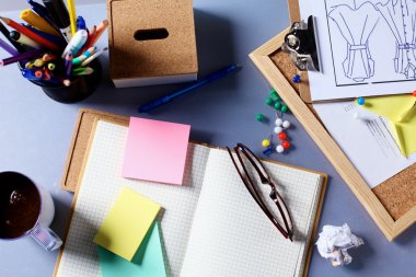 Ofis Masaları boş not defteri ve dizüstü bilgisayar ile 