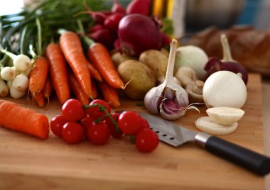 Çeşitli ham organik sebze ahşap masa ile kompozisyon