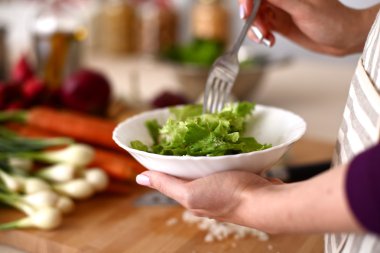 Sebze salatası - atış closeup hazırlanıyor aşçılar eller