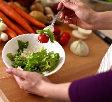 Sebze salatası - atış closeup hazırlanıyor aşçılar eller