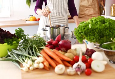 Sebze salatası - atış closeup hazırlanıyor aşçılar eller