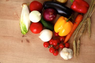 Çeşitli ham organik sebze ahşap masa ile kompozisyon