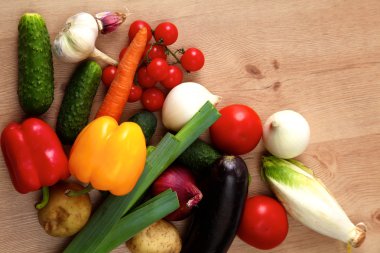 Çeşitli ham organik sebze ahşap masa ile kompozisyon
