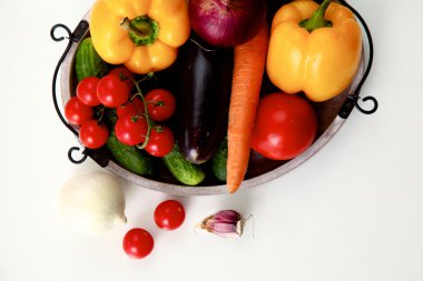 Çeşitli ham organik sebze ahşap masa ile kompozisyon