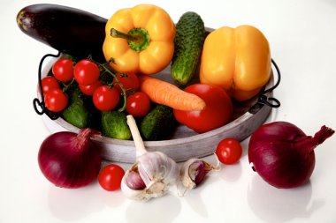 Çeşitli ham organik sebze ahşap masa ile kompozisyon