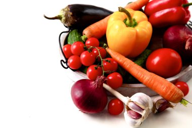 Çeşitli ham organik sebze ahşap masa ile kompozisyon