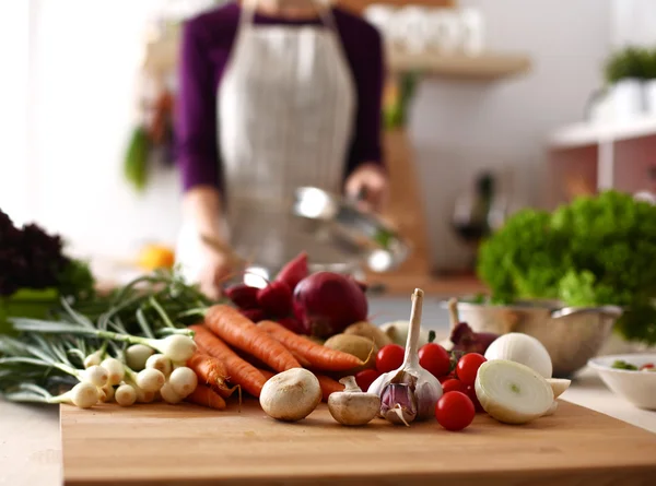 Koks handen voorbereiding van plantaardige salade - close-up shot — Stockfoto