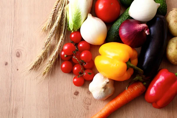 Composición con surtido de verduras orgánicas crudas mesa de madera — Foto de Stock